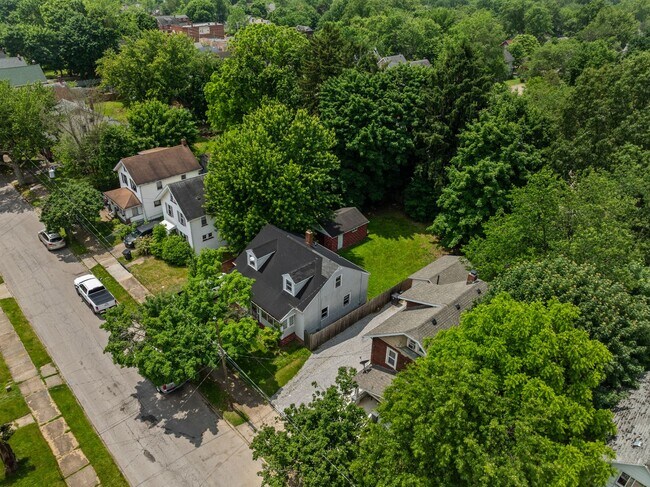 Building Photo - 3-Bedroom Cape Near Summit Lake ~ Oversize...