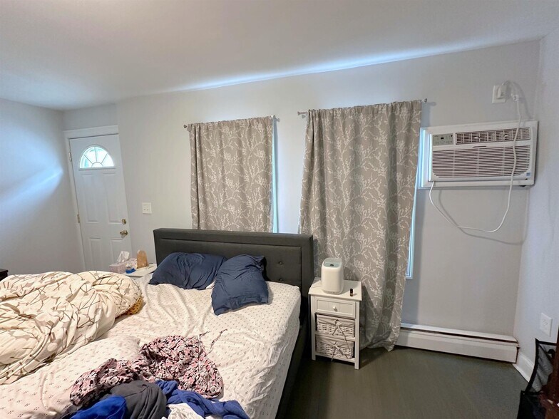 Building Photo - 164 Charles St