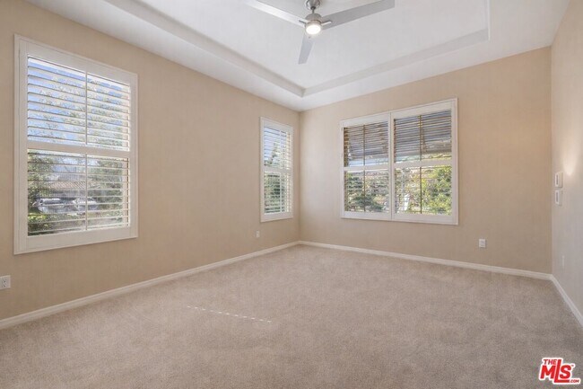 Building Photo - 37 Shoreline Dr