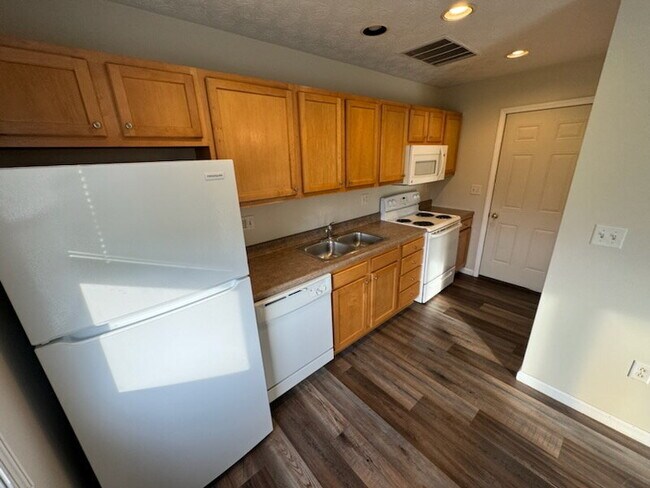 Building Photo - 2 Bedroom Townhome