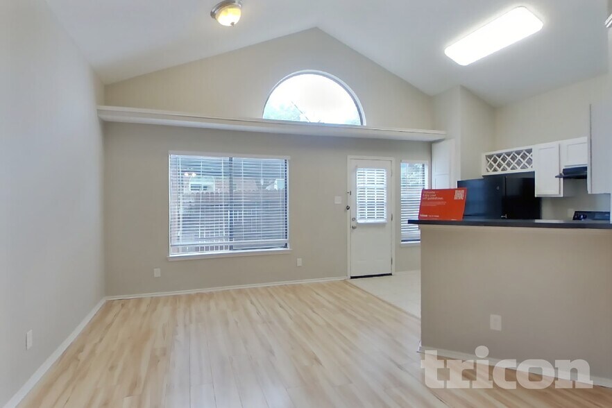 Building Photo - 2033 Feather Ln