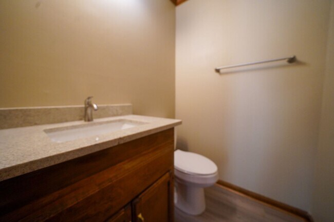 Building Photo - UNCC Area.  2 story 4 BR 2 1/2 BA Large Fe...