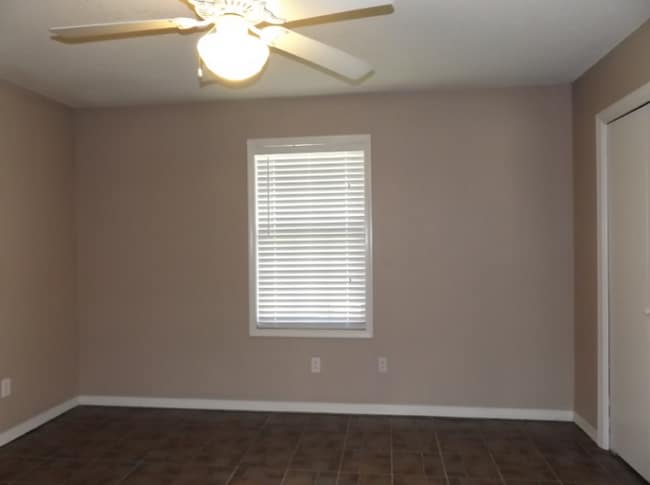 Building Photo - -Bed, 1.5-Bath Duplex in Bellview with Garage, Indoor Laundry, and Private Fenced Backyard