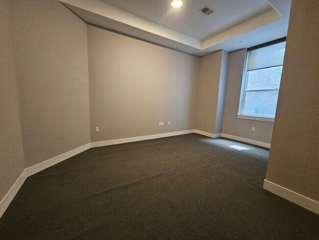 Building Photo - Congress Park High Rise Living! Huge Main Floor 2 Bed 2 Bath