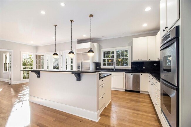 Building Photo - 960 Landmark Dr NE