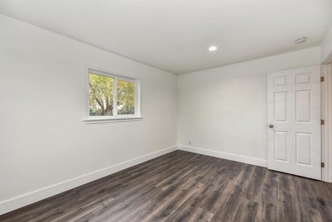 Building Photo - Beautifully Remodeled Duplex - 2 Bed, 1 Bath