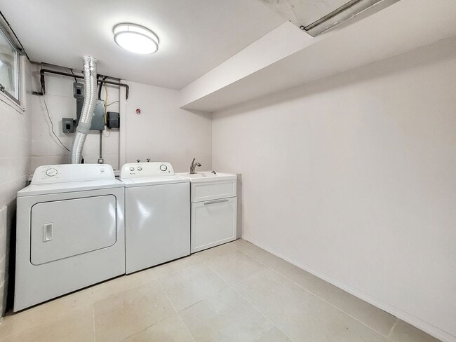 Building Photo - Vintage architectural home looking over Seattle and Bellevue metropolitan skyline.