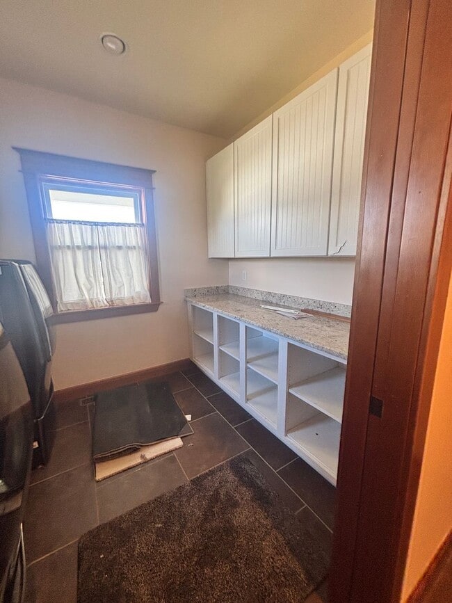 Building Photo - Beautiful 4B/3B home on acreage with mountain views