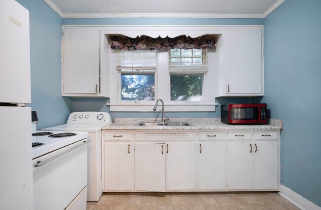 Building Photo - Charming Historic 2BR Apartment with Garag...