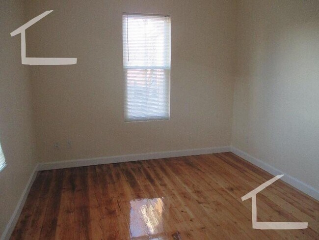 Building Photo - Nicely renovated 3 bed next to Brookline Village.