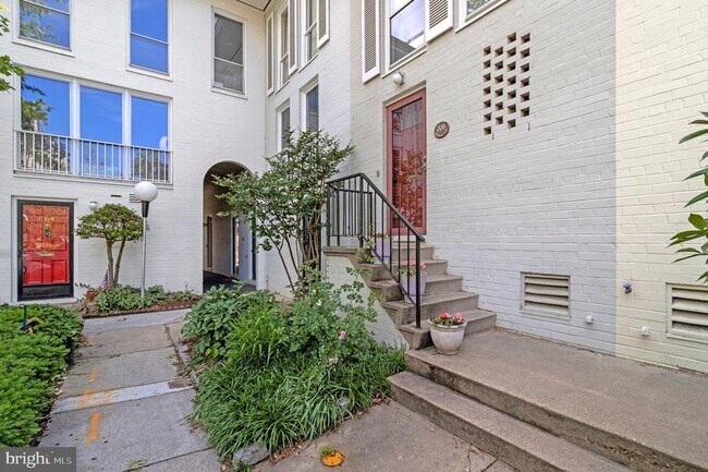 Building Photo - 206 G St SW