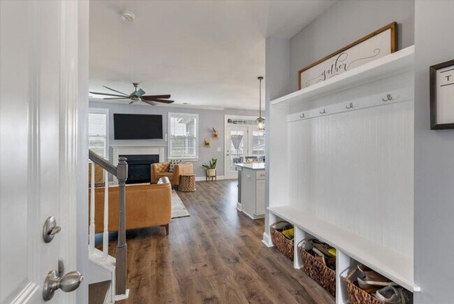 Building Photo - Show stopping 5 bed/3 bath rental in the h...