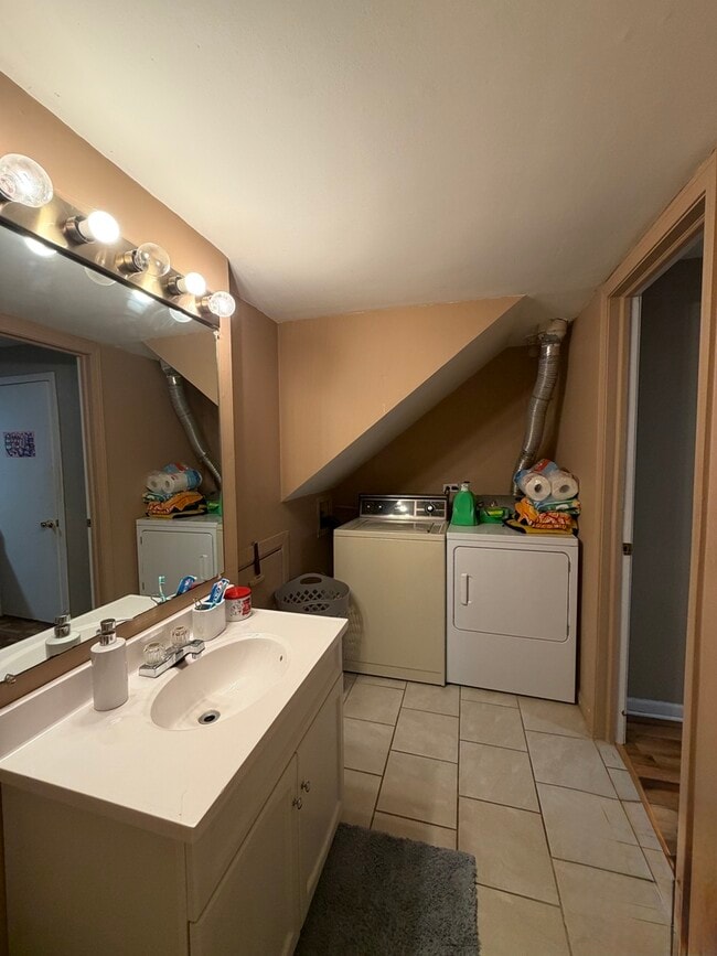 Building Photo - 301 Cherrywood Ct