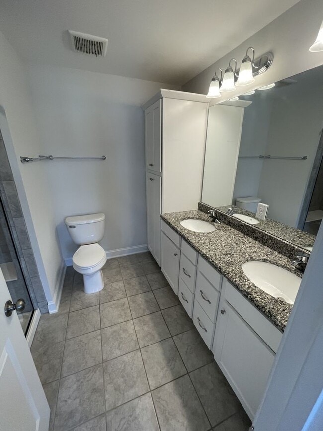 Building Photo - 3 Bd 3.5 Ba end unit townhouse