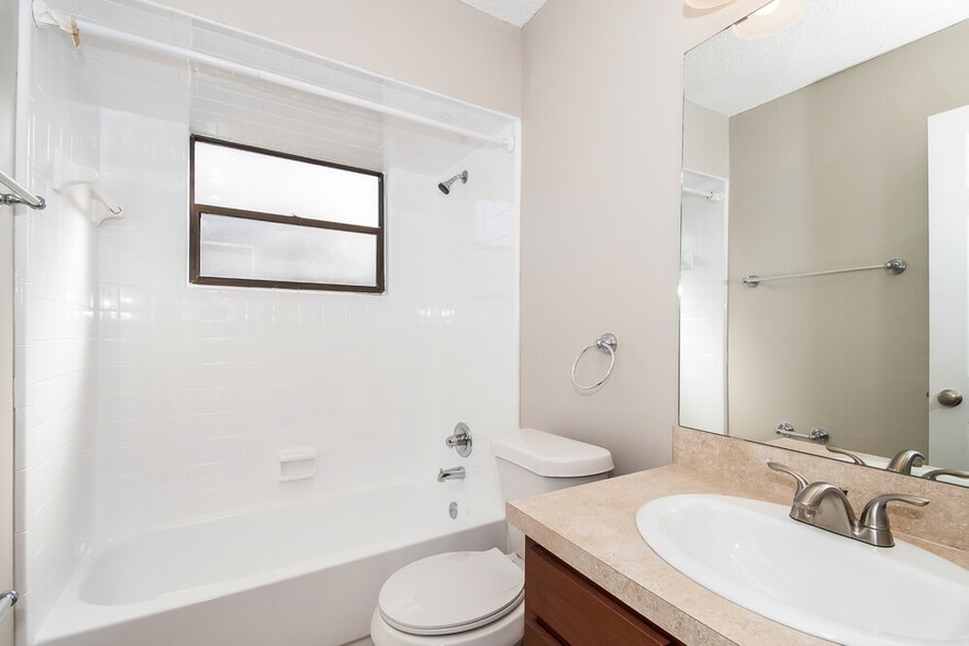 Building Photo - 806 Hardwood St