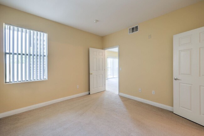 Building Photo - SW- 2 Bedroom Condo!