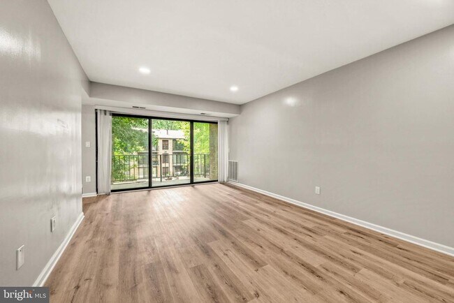 Building Photo - 2045 Royal Fern Ct