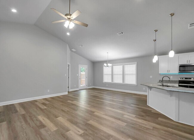 Building Photo - Stunning Rental in Navarre!