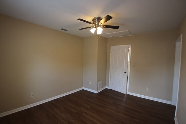 Building Photo - Remodeled 2 bedroom 1 bath rental in West ...