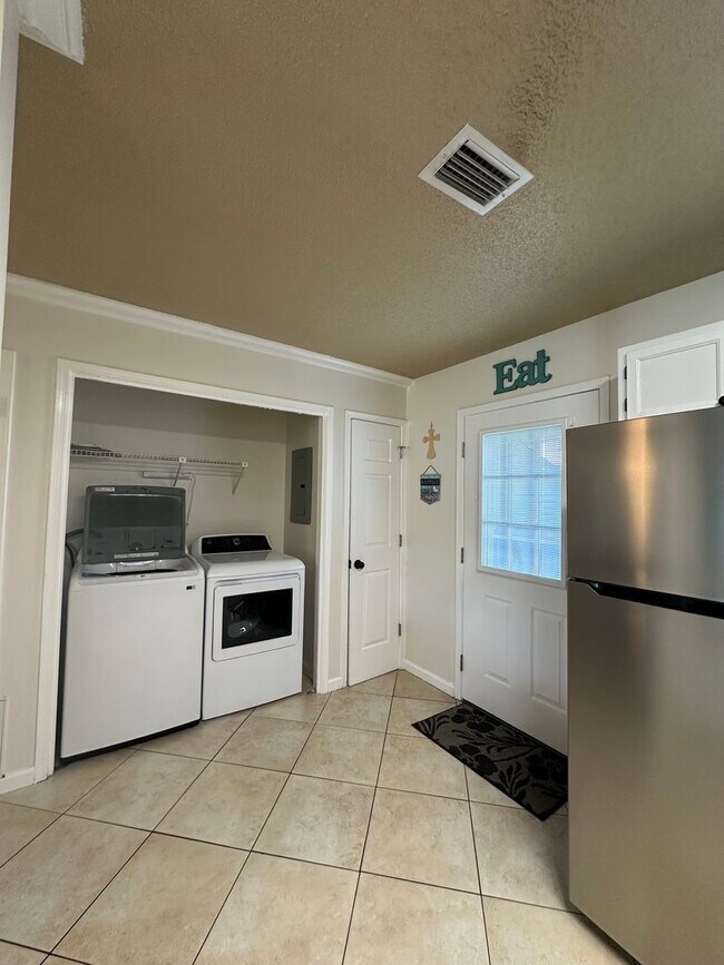 Building Photo - Furnished Townhome within walking distance...