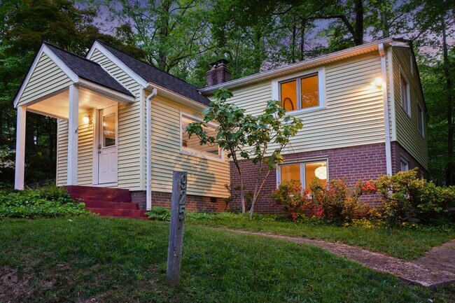 Building Photo - 3 Bed 1.5 Bath - Takoma Park Cottage - Mov...