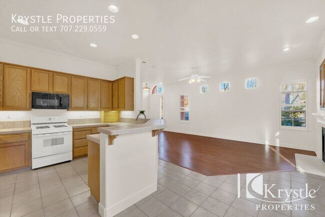 Building Photo - Gorgeous condo in beautiful Tiara gated co...