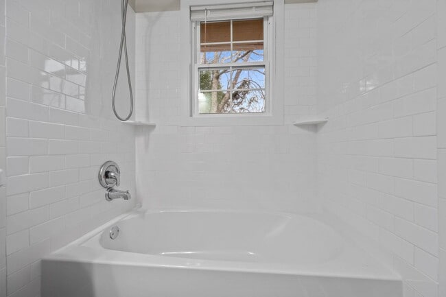 Building Photo - Welcome to Lakeview Park!