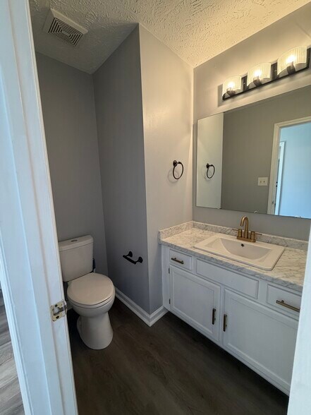 Building Photo - 6550 Brookshire St