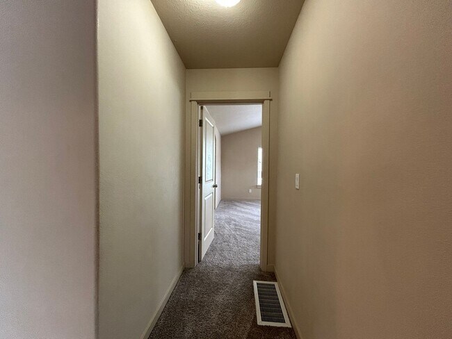 Building Photo - Spacious 4 Bed, 2.5 Bath Home!