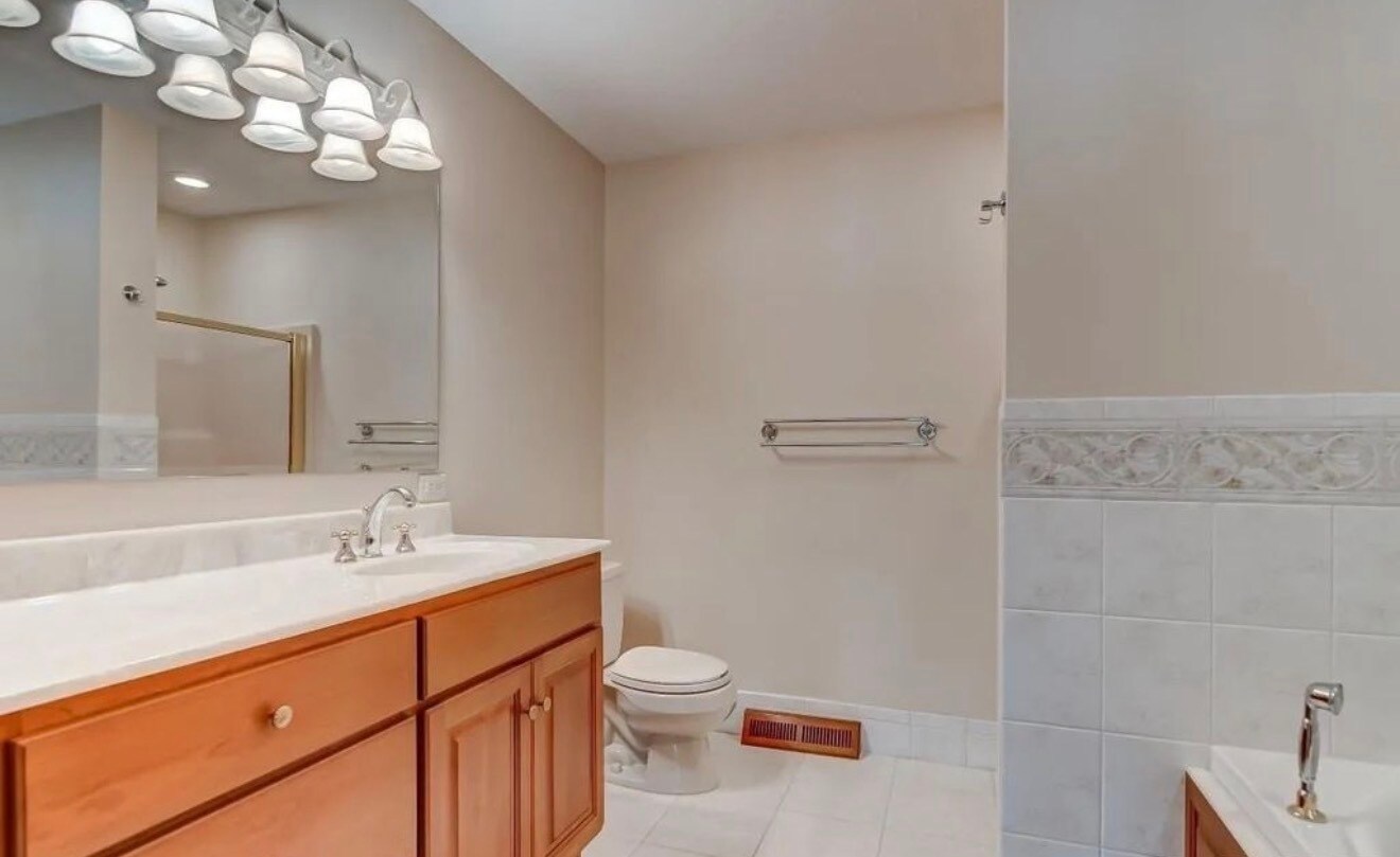 Building Photo - 3120 Kensington Dr