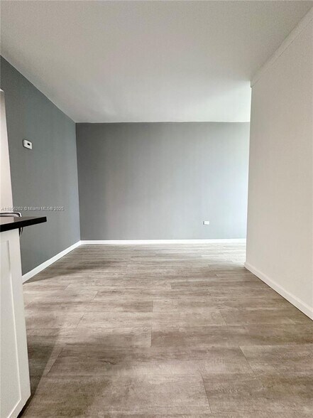 Building Photo - 999 Brickell Bay Dr