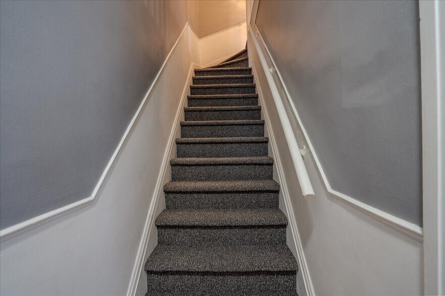 Building Photo - 913 Alter Rd