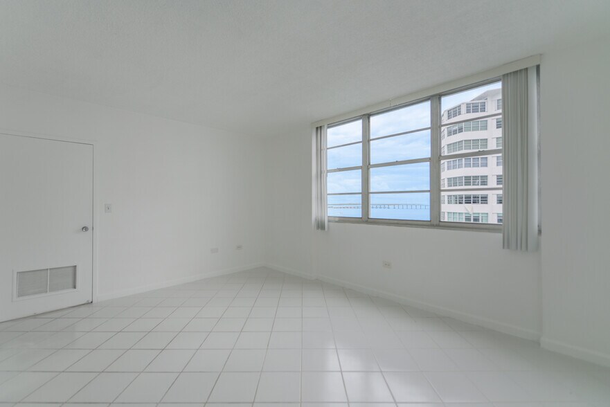 Building Photo - 801 Brickell Bay Dr