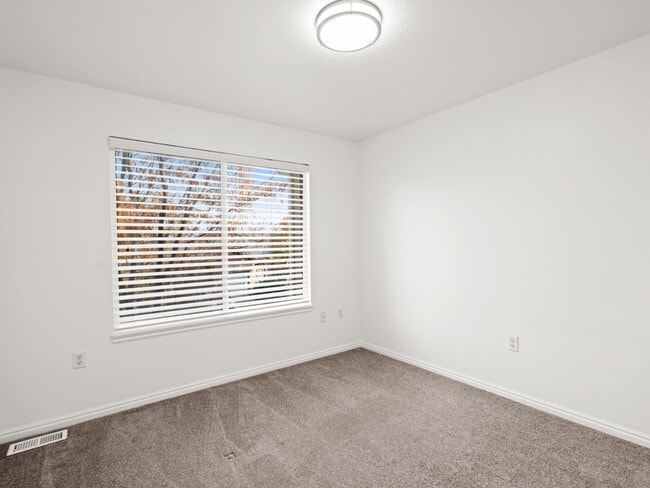 Building Photo - 5047 W Rock Butte Rd