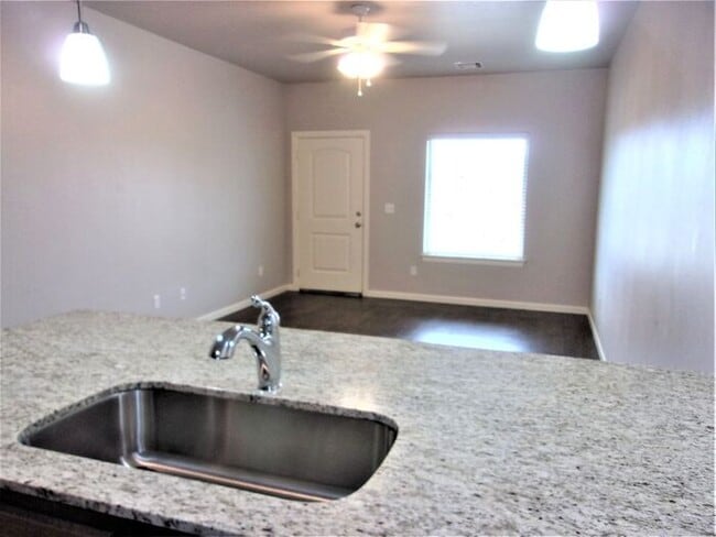 Building Photo - 2 bed 1 Bath 1 Car Garage Townhome in Del City