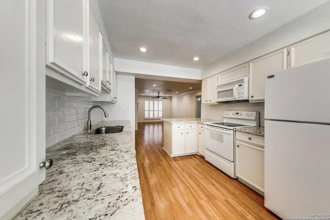 granite countertops - 7815 Broadway St