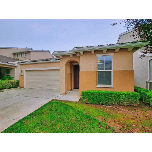 Building Photo - Single-Level 2BR Home with 2-Car Garage!