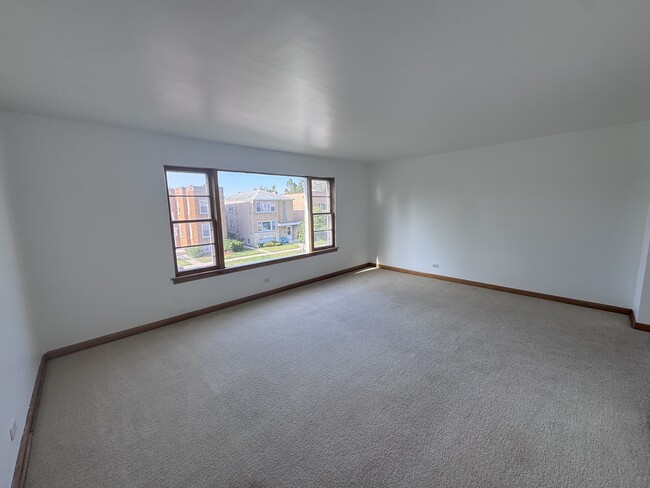 Building Photo - 10315 Chaucer St