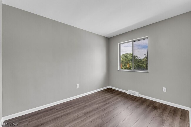 Building Photo - 2537 Noble Rd