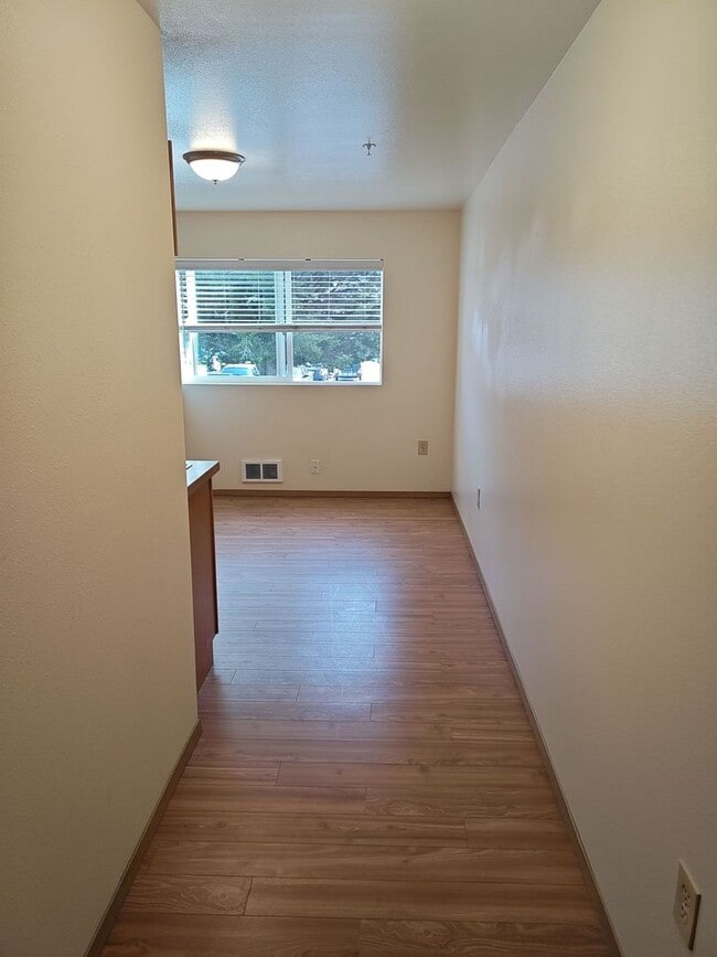 Building Photo - Studio!