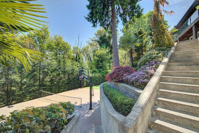 Building Photo - 5bd/4ba Medina Home