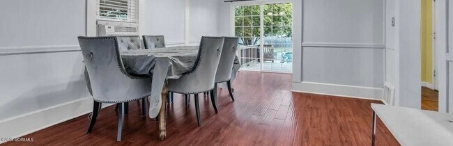 Building Photo - 327 Roosevelt Ave