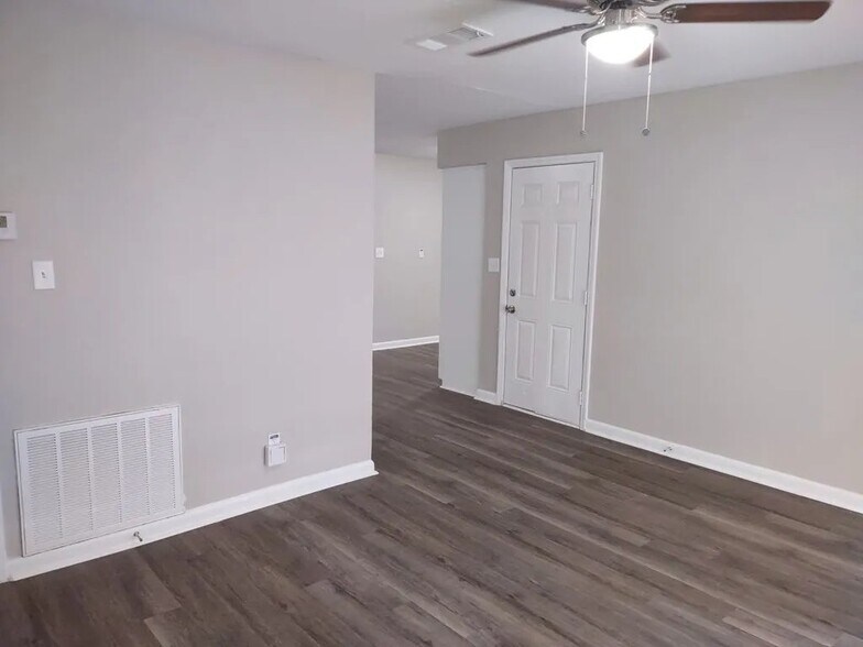 Building Photo - 1630 Edgechester Ave