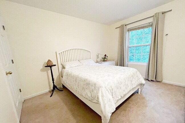 Building Photo - Pet-Friendly Ridgecrest Townhome