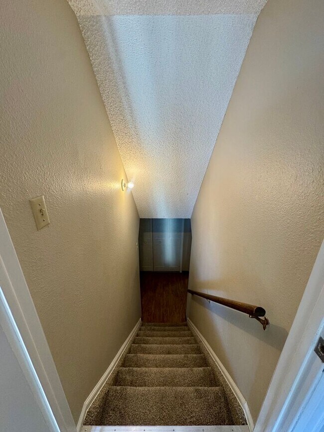 Building Photo - 4 Bedroom Home in Villa Loma-Available NOW