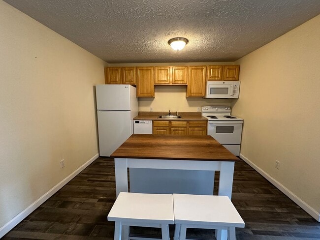 Building Photo - Spacious 2 Bedroom, 1 Bathroom On The West...