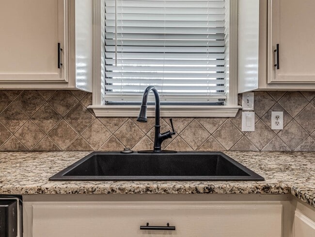 Building Photo - Beautiful 3 bedroom home in the heart of Coweta!