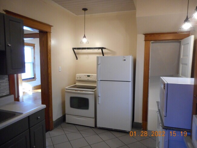 Kitchen - 3558 Jones St