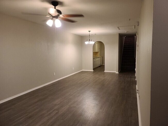 Building Photo - Great 2 Story Duplex