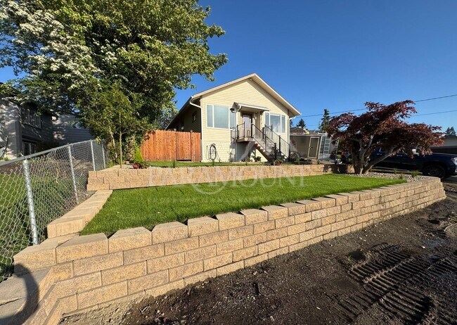 Building Photo - Stunning 3-bedroom, 1-bath home with a water view and fantastic amenities!